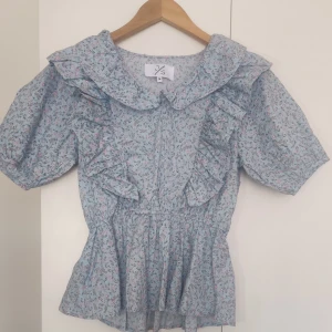 Vackra blusar  - Helt nya sommar blusar puffiga armar perfekta och svala  storlek medium. Alla tre för 150 sek.✨✨