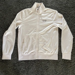 EA7 Emporio Armani - Denna vita armani köptes för 999kr På zalando men används ej längre. Tröjan är i gott skick.