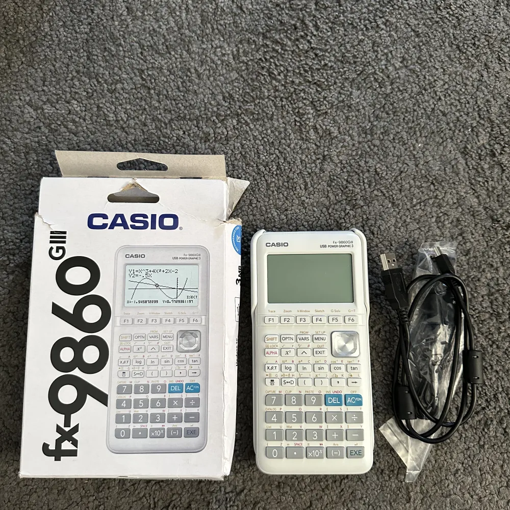 Casio fx-9860GII, helt ny aldrig använd. Den bästa miniräknaren och grafräknaren, alla funktioner finns, köp om du ska gå natur eller teknik typ. Nypris 1200kr. . Övrigt.