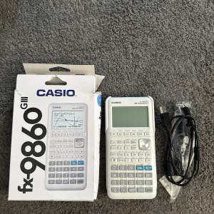 Casio fx-9860GII, helt ny aldrig använd. Den bästa miniräknaren och grafräknaren, alla funktioner finns, köp om du ska gå natur eller teknik typ. Nypris 1200kr. 