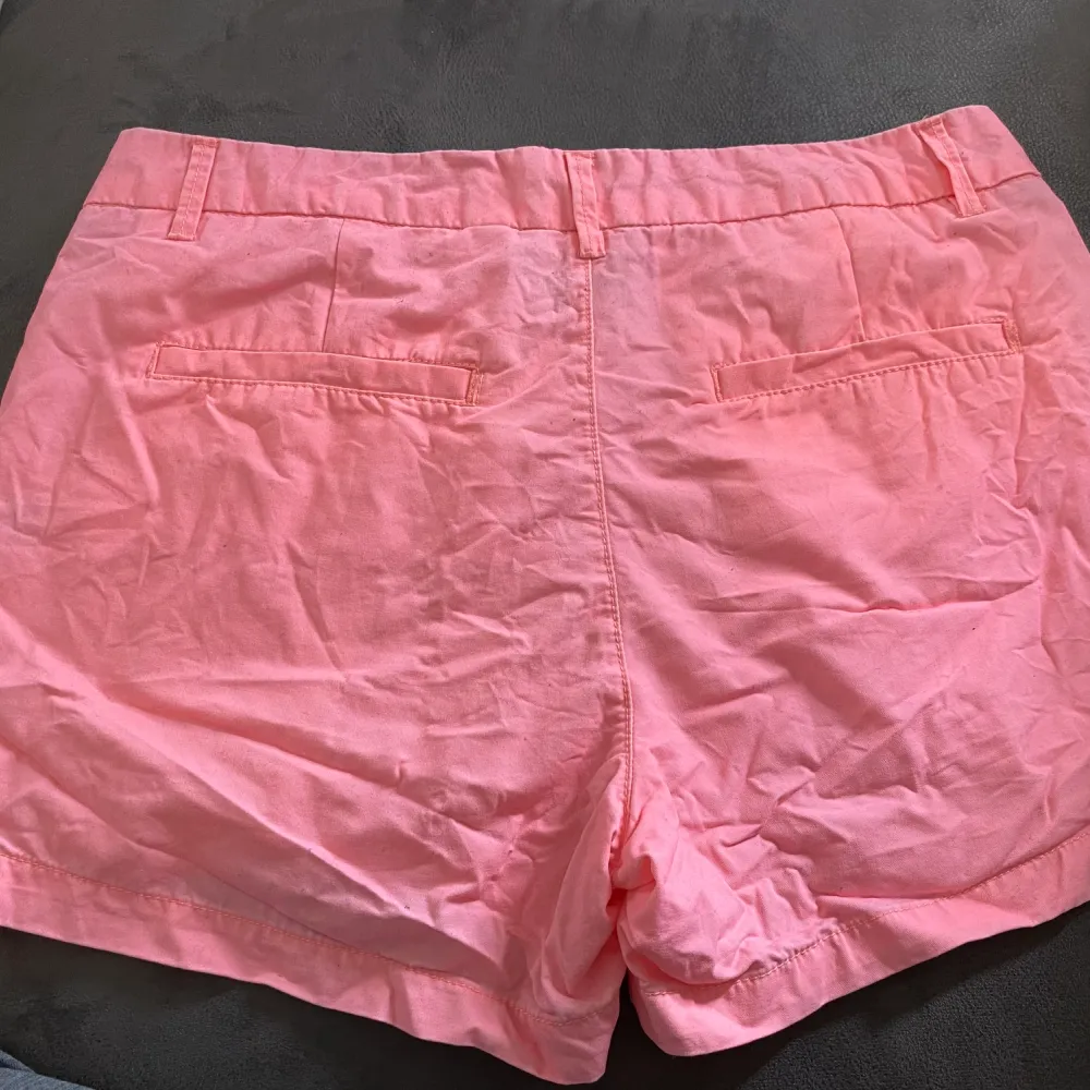 Fina rosa shorts strl 40 från Holly and Whyte säljes för 80:-.  Sparsamt använda. Inte stretchiga…  Rökfritt hem men katt finns.  . Shorts.