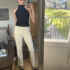 Beige i krämvit  - Byxor i krämvit färg, klassiska och rak passform. Jag är 177cm och de går till mina anklar. Storlek S. Köpt vintage för 350kr ( på bilden är byxorna lite skrynkliga)