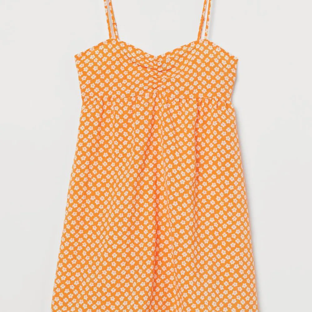 En så fin orange blommig klänning. Så fin till sommaren☀️. Klänningar.