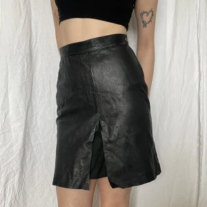 Tight svart ”läder” kjol - Ganska tight för mig så passar nog dem med storlek XS, är midjehög halv kort kjol med snitt, man ser ut som en sexig kontors person i den haha