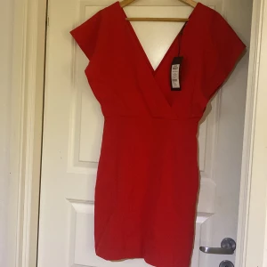 Röd klänning - Helt ny klänning från Only. Aldrig använd. 