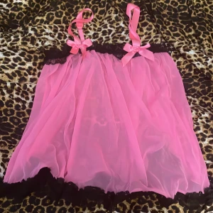 linne - jätte fin gammal victoria’s secret linne med jätte söta rosetter💋