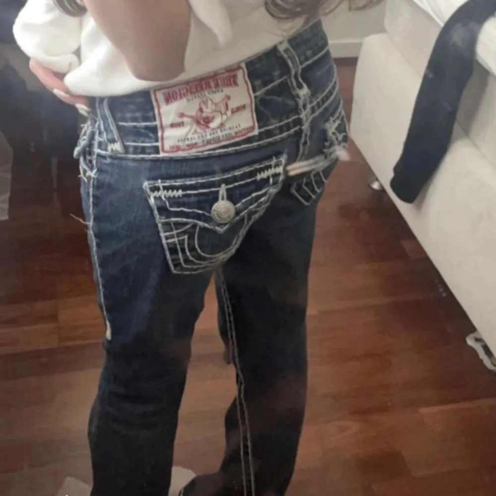 Hej jag söker ett par true religion jeans i storlek 24/25 💋med ett rimligt pris💋. Jeans & Byxor.