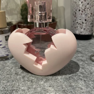 Ariana grande parfym - Säljer helt nytt parfym som jag köpte för 495kr på h&m Säljer för 300kr