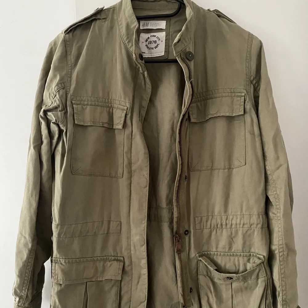 -militär grön jacka -från h&m -använd -strl 146 / Xs. Takit.