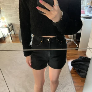 Svarta jeansshorts  - Säljer dessa svarta jeansshorts ifrån Zara i storlek 36, endast använda en gång, säljes för att den är för stor💗