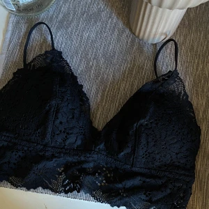 Bygellös Bh - Bygellös bh från H&M i storlek S, testad någon enstaka gång då den inte passar mig! 60kr eller bud
