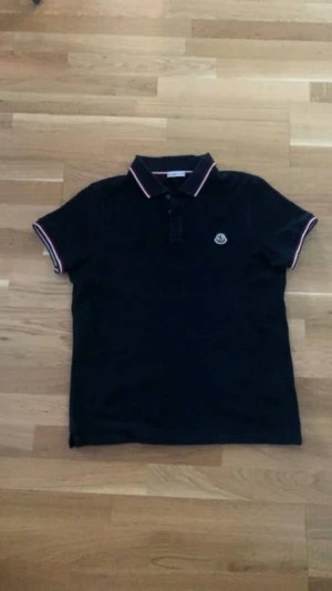 Moncler piké - En fin moncler pike som passar storlek S, den säljs pga att jag är storlek M och den inte passar mig .