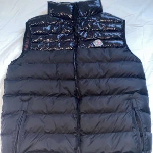 Moncler väst - En fin moncler väst som jag inte använder längre.  Den är i storlek L/ passar för personer över 170. Pris kan diskuteras såklart.