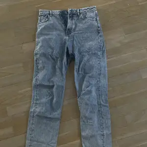 Blåa jeans från Collusion, beställda från ASOS. Slitningar nere vid fötterna samt på fickorna på baksidan. Använda en del men i bra skick, inga synliga defekter. Storlek Tall W30 L36 
