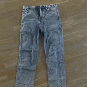 Blåa jeans  - Blåa jeans från Collusion, beställda från ASOS. Slitningar nere vid fötterna samt på fickorna på baksidan. Använda en del men i bra skick, inga synliga defekter. Storlek Tall W30 L36 
