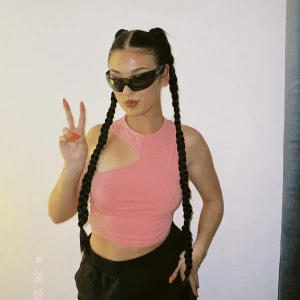 Rosa topp med cutouts - Rosa topp med cutouts från Monki, storlek M