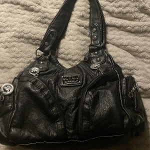 Handväska - En jätte fin handväska som knappt är använd pga att jag redan har så många andra väskor som jag använder. Väskan kostade ny 632kr och jag har användt väskan kanske 2 gånger 💘😽