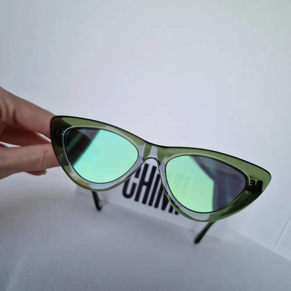 Chimi modell #006 i färgen Kiwi. Glasögonen har spegelglas. Aldrig använda, fått som present.  . Accessoarer.