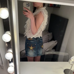 Jeanskjol med stjärnor - Svin ball kjol som ger lite 2000-tals vibbar🙏🏼 köpt second hand på vintage butik i Sthlm så är helt unik!  Knappt använd av mig då den tyvärr är lite för stor:/  Ställ gärna frågor💝