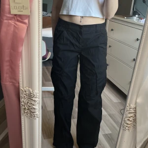Cargobyxor - Nästan helt slutsålda cargobyxor från H&M som använts ca 1 gång. Jättefina men kommer tyvärr inte till användning. Köparen står för frakt🫶
