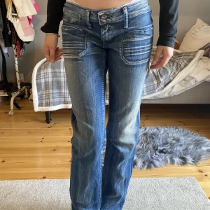 Blå jeans  - Skit snygga vintage jeans med slim fit då som är större i midjan och sitter baggy på mig. Har vanligt vis storlek 25-26 ❤️ skriv vid intresse😘