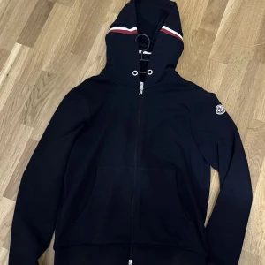Moncler  - Oanvänd moncler hoodie Den är äkta. 