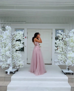 Klänning  - Ljusrosa balklänning/festklänning/bröllopsklänning i storlek 34. Är i nyskick då den enbart har använts ett fåtal timmar under en kväll🤍 