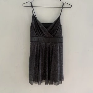 FESTTOPP - en lite längre babydoll topp som man kan ha till fest. strl s/xs