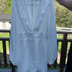 Vit studentklänning - Säljer denna helt oanvända klänning från NAKD, säljer pga att jag hittade en annan! Storlek 38. 399kr med frakt. 