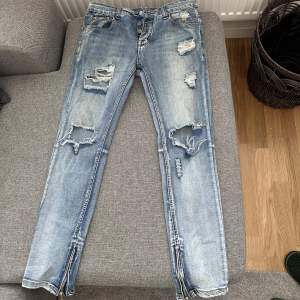 Jeans med snygga detaljer Mer blåa än på bilden Står storlek 30, gissar på 30/32 alt 30/30