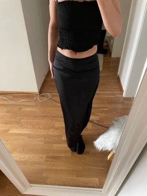 Svart satinkjol - Lång satinkjol. Är 170cm som referens. 