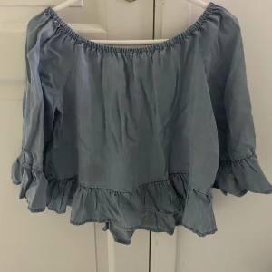 Volangtröja - Jeansfäegad volangtröja i storlek 36, från only, använd 5 gånger 