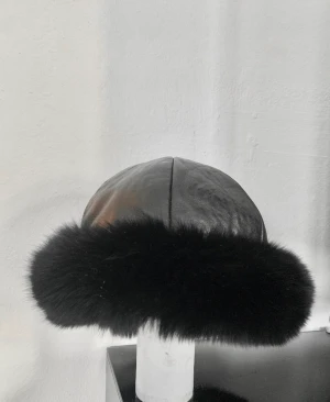 Pälsmössa i Läder - Vintage Pälsmössa i älta Läder och  Pälstrim. Nyskick!  Storlek ONESIZE