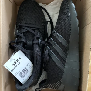 Sneakers - Säljer helt oanvända skor från Adidas. Skorna heter ”Questar Flow K” och är i storlek 40. 