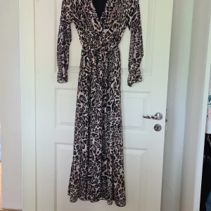 Långklänning - Snygg långklänning i leopard mönster :)