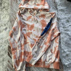 Orange hoodie med tryck - Hoodien är från Asos Storlek Large Skick 8/10 Pris 300kr
