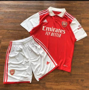 Arsenal T-shirt  - Jag säljer ett par nya Arsenal T-shirts för endast 659 kr. Leveransen tar ungefär 2 veckor. Eller så kan vi mötas upp i Västerås. Finns i alla storlekar. 