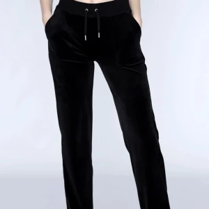 Ett par svarta juicy - Svarta juicy byxor i bra skick så inga defekter eller så💘köptes för 1250kr🫶🏻pris kan diskuteras.