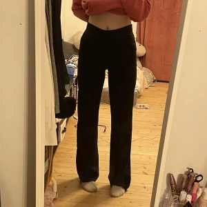 Kostymbyxor  - Har öppnat sömnen där nere som dom skulle bli längre(är172cm)