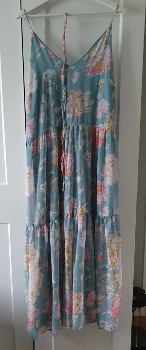 Klänning  - Klänning från Only i superskick! Endast använd vid 1 tillfälle.