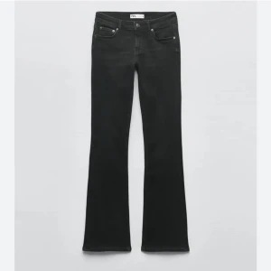 Svarta bootcutbyxor - Lowwaist utsvängda jeans ifrån zara