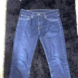 Säljer ett par Levi’s 511 jeans som är i ett väldigt fint skick. Säljer byxorna pga att de är för små. Storlek W31 L32. Pris 450kr. 