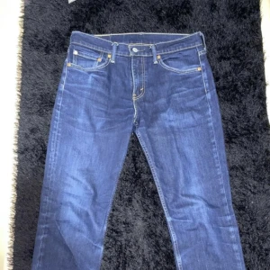 Levi’s jeans - Säljer ett par Levi’s 511 jeans som är i ett väldigt fint skick. Säljer byxorna pga att de är för små. Storlek W31 L32. Pris 450kr. 