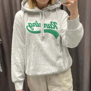 Hoodie från HM - Säljer min jättesköna hoodie från HM💚 storlek S, passar mig som har S/M upptill, och den sitter lite oversized (se bild 1)☺️Hör av dig vid frågor!💚