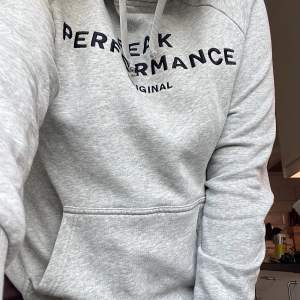 Säljer denna ursnygga hoodie från Peak Performance då den aldrig kommer till användning längre! Säljs inte längre med detta tryck, men nypris är ca. 1300🩷Jättefint skick, hör av dig vid frågor eller fler bilder!🥰🩷🌸
