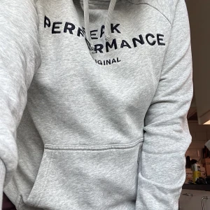Peak Performance Hoodie - Säljer denna ursnygga hoodie från Peak Performance då den aldrig kommer till användning längre! Säljs inte längre med detta tryck, men nypris är ca. 1300🩷Jättefint skick, hör av dig vid frågor eller fler bilder!🥰🩷🌸