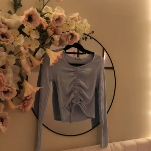 Långärmad sommartopp🌸 - Är en ljusblå tröja i storlek s som nästan är helt oanvänd. Justerbar längd över magen. Har använt någon gång, men annars helt som ny❤️