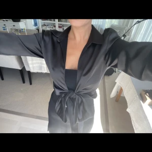 Satin Skjorta / kofta  - En skjort-kofta i satin liknande material från Zara. Väldigt användbar både på sommaren och vintern <3
