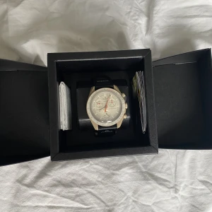 Moonswatch - Mission to Jupiter  - Moonswatch - Mission to Jupiter säljes pga intresse för annan klocka som är större.  Klockan är i nyskick och endast uppackad för att testas.  Säljes för 4000kr  Svarar gärna på frågor och förundringar så tveka inte på att höra av er ifall ni undrar något