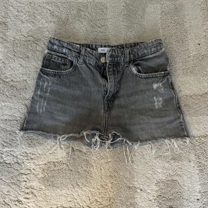 Jeansshorts - Säljer nu dessa superfina shorts från zara. Jättefint skick men säljer pga att dem är för små💞